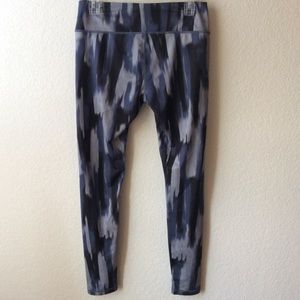 Reebok Geometric workout pants Sz Medium #163